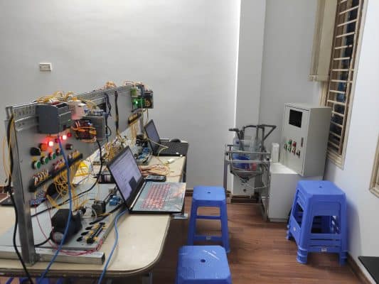 Học viên thực hành lập trình trên PLC